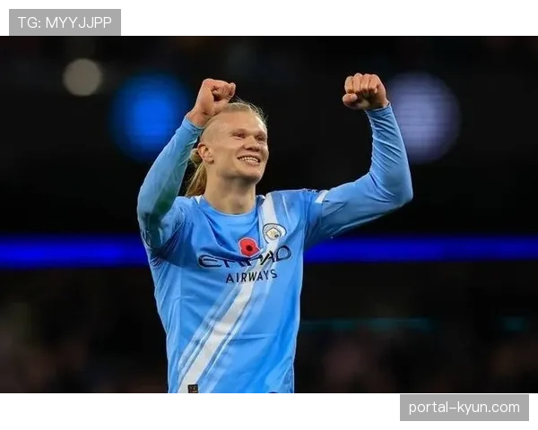 球员个人生活观察：哈兰德假期巴黎游玩，展现足球运动员赛场外生活一面