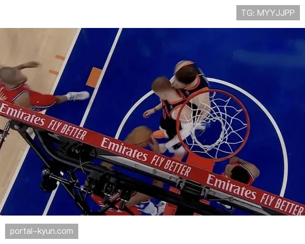 现场镜头：恩比德封盖后对裁判判罚不满，连续吃到两次技术犯规被驱逐。