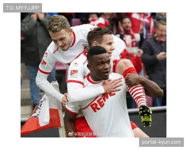 特写：19岁小将韦伯攻入德甲处子球，科隆全队上前拥抱庆祝。