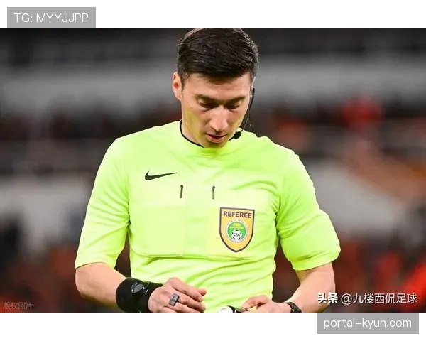 场边镜头:摩纳哥主帅因抗议判罚被主裁判出示黄牌警告 场边镜头:摩纳哥主帅因抗议判罚被主裁判出示黄牌警告