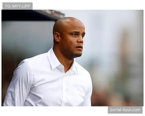 特写：终场哨响，率队保级成功的伯恩利主教练孔帕尼激动落泪