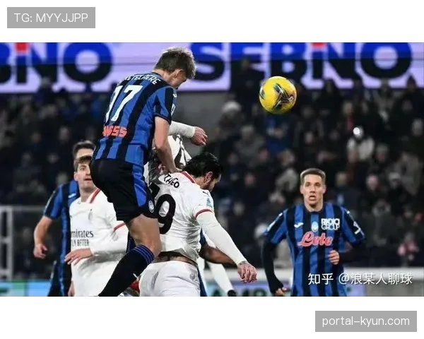 特写：恩波利小将打入意甲处子球后，冲向看台与家人相拥