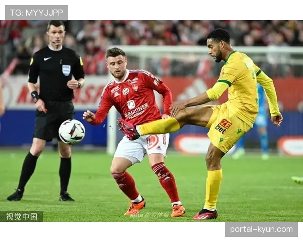 现场:布雷斯特主场球迷在球队落后时高唱队歌鼓舞球员 现场:布雷斯特主场球迷在球队落后时高唱队歌鼓舞球员